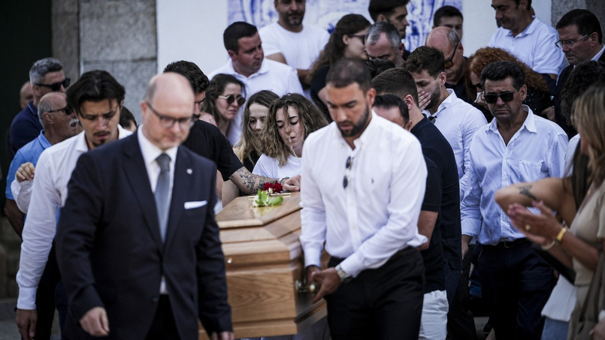 S Jotou se na pohřbu rozloučili spoluhráči z Liverpoolu i národního týmu