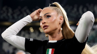 Fanouškům hrozí přetlak! Nejkrásnější fotbalistka dováděla v maličkých bikinách