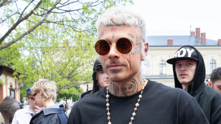 Nová láska potvrzena! Rapper Yzomandias a vášnivé polibky s krásnou modelkou