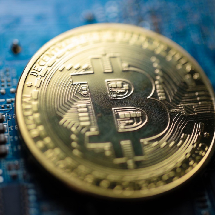 Cena jednoho bitcoinu dnes poprvé překročila 112.000 dolarů