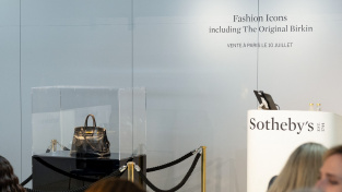 První kabelka Birkin od Hermès byla vydražena v Paříži za 8,6 milionu eur