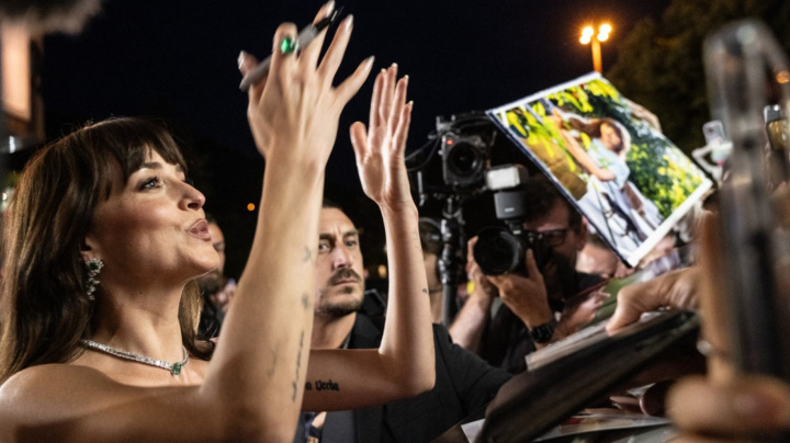 Z Padesáti odstínů šedi až na červený koberec ve Varech: Dakota Johnson vyrostla v ženu, která přesně ví, kým je