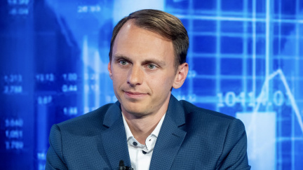 Odklad opatření EU vůči USA ukazuje otevřený prostor k jednáním, míní analytik