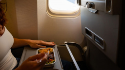 Proč nám v letadle nechutná? Není to vždy kuchařem!