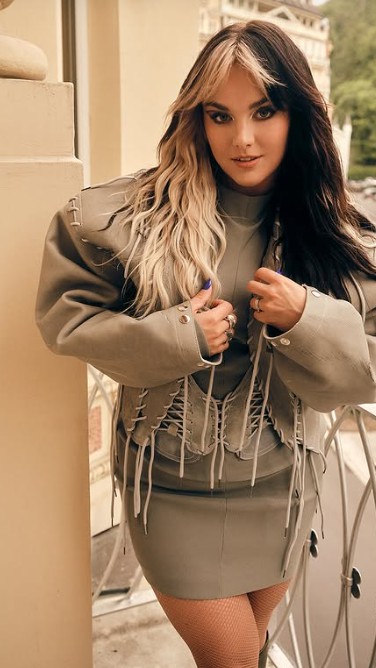 elle Ewa Farna 2