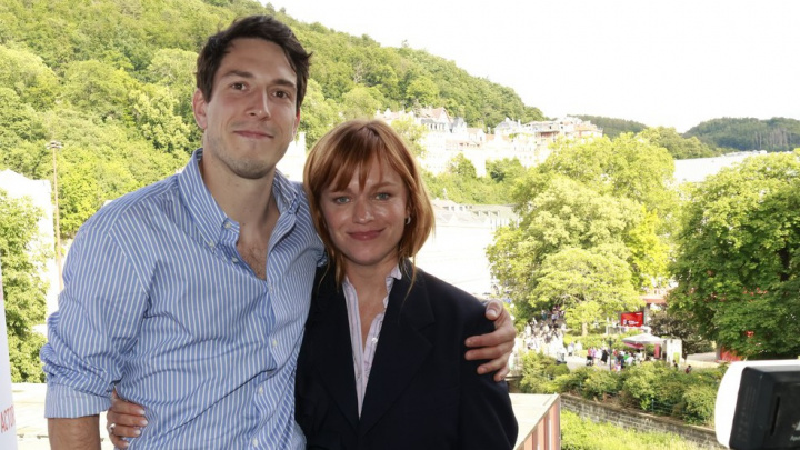 Jen září štěstím: Slavná herečka se zasnoubila v měsíční krajině. Jaká bude veselka?