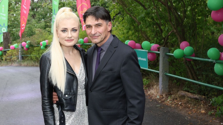 Oblíbený herec má 40 let mladší přítelkyni: Co na to její táta?