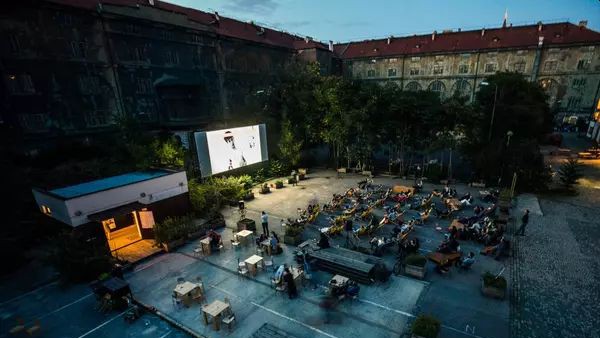 V Kasárnách Karlín dnes začne opět fungovat letní kino, ale se zvukem do sluchátek