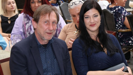 Konečně našel štěstí. Legendární herec poprvé od rozvodu zářil po boku nové lásky