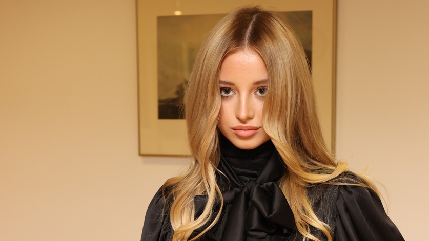 Existuje ještě tenhle vztah? Svůdná Kordula dál provokuje z dovolené, partner si vyráží s jinou