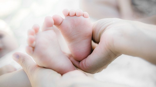 Průlom v genetice umožnil, aby tři lidé měli jedno dítě