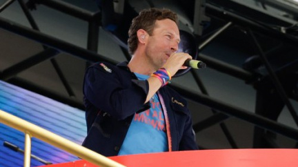Milionář vzal na koncert Coldplay milenku. Jenže pak se stalo tohle...