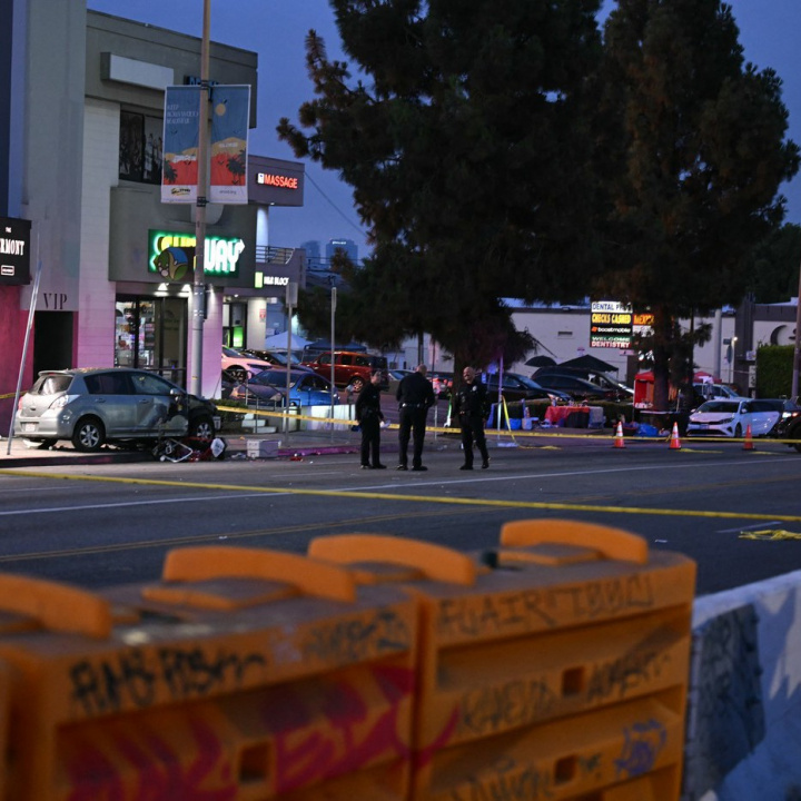Přes 30 osob utrpělo zranění, když auto vjelo do lidí před klubem v Los Angeles