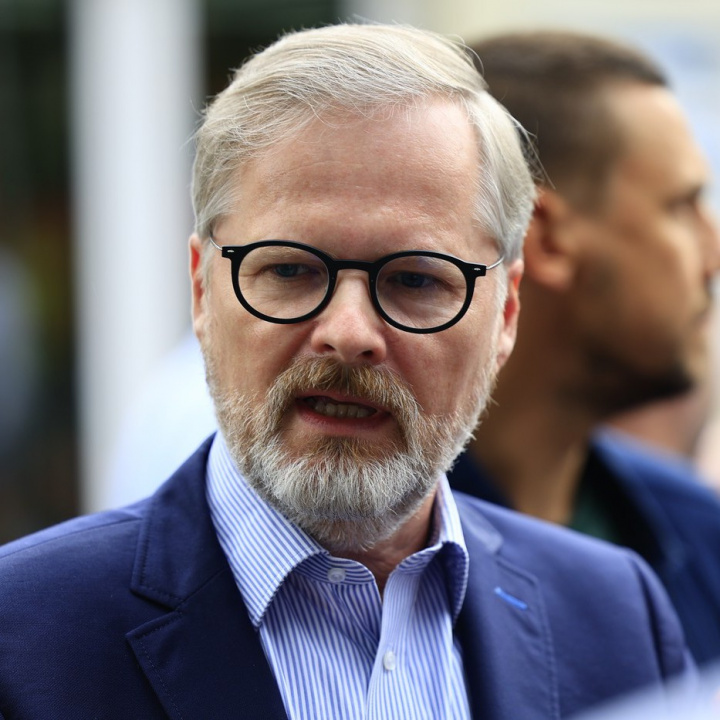 Odborníci oceňují vládu za snížení schodku, pomohla si zvýšením daní