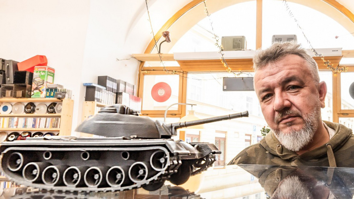 Iniciativa Dárek pro Putina vybrala 60 milionů na děla, spouští sbírku na drony