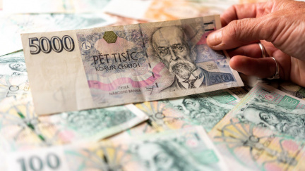 Češi začínají chápat své peníze. Ale investice? Tam stále tápou
