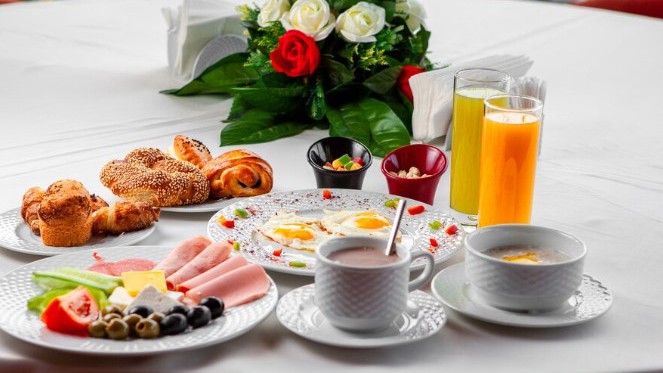 Spěcháte ke kávě místo snídaně? Právě tenhle zlozvyk může za to, že se po čtyřicítce kila drží nahoře - a není jediný!