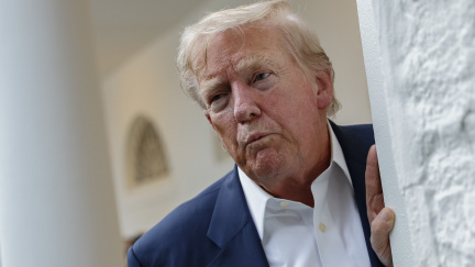 Trump uvedl, že mu Epstein kradl mladé ženy, které pracovaly v jeho resortu