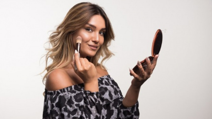 Chcete vypadat mladší než na 40? Těchto 9 pravidel líčení zralé pleti opravdu sluší – a hlavně fungují!