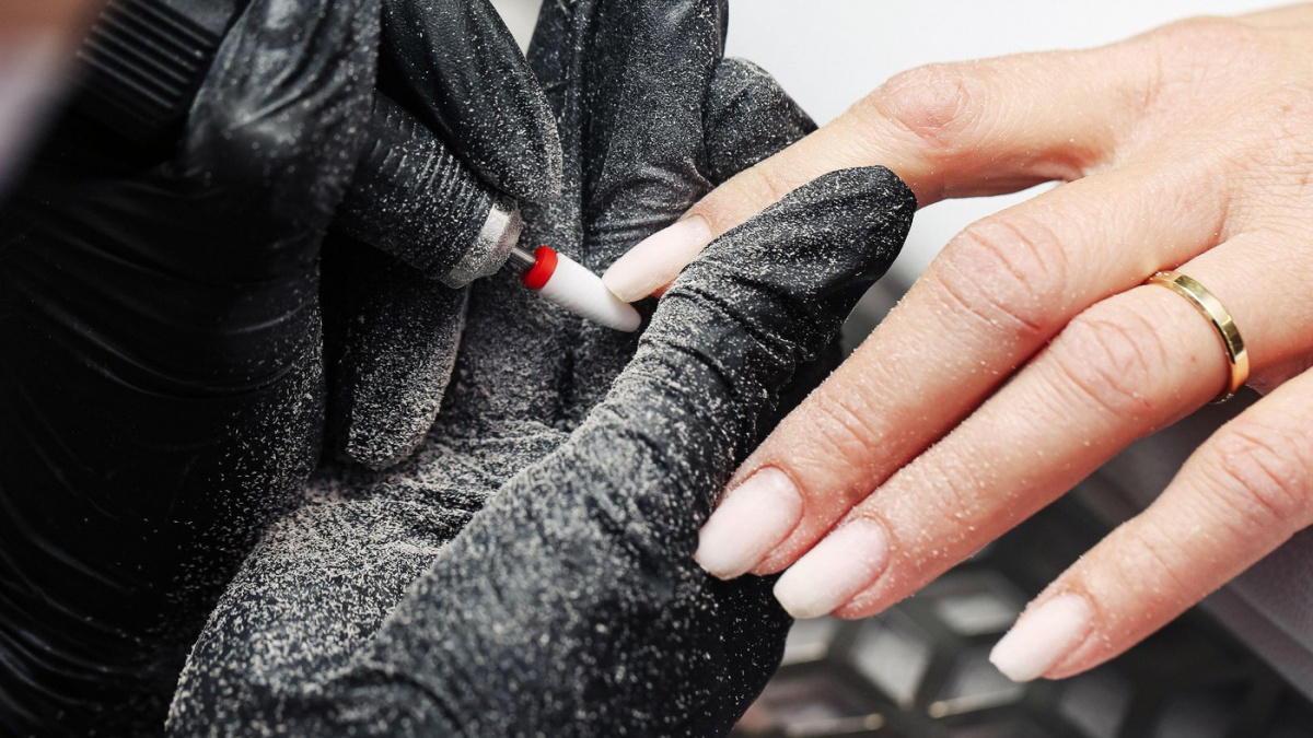 Evropská unie zakáže od 1. září látku TPO, která se používá mj. v gelech na umělé nehty, oznámilo ministerstvo zdravotnictví