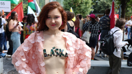 Režisérka Toulová opět v akci: Prahou si to štrádovala prakticky nahá