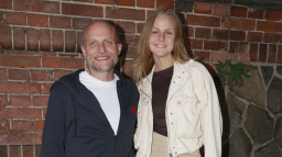 Věk je jen číslo. Známý herec dál září štěstím s mladičkou partnerkou. O kolik je vlastně starší?