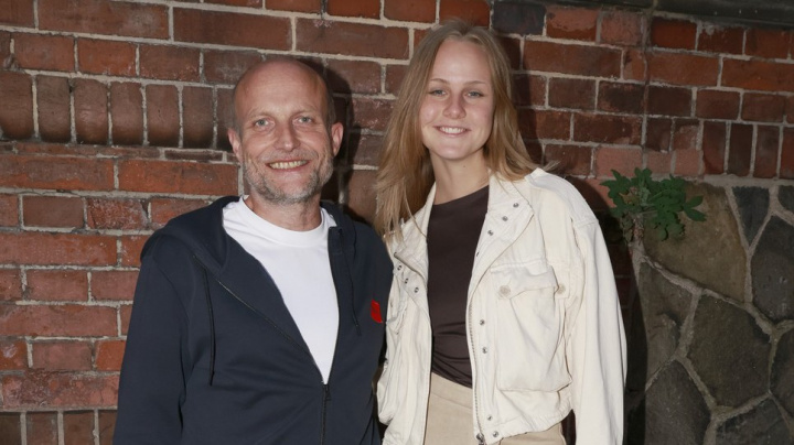 Věk je jen číslo. Známý herec dál září štěstím s mladičkou partnerkou. O kolik je vlastně starší?