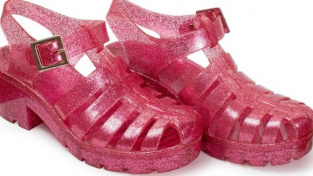 Pamatujete si gumové sandálky z dětství? Letos jsou módním hitem: Máte už své (Jelly shoes)?