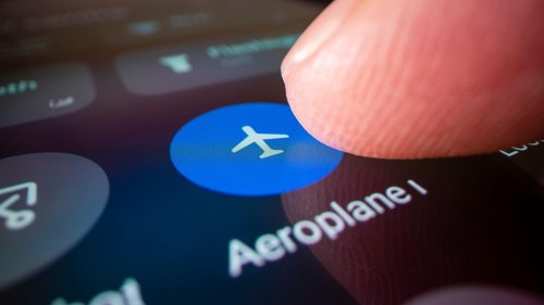 Proč v letadle opravdu vypínáme mobil? Odpověď vás možná překvapí!