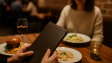 Pozor na jídelní lístek: Takhle vás restaurace nenápadně manipulují k vyšší útratě