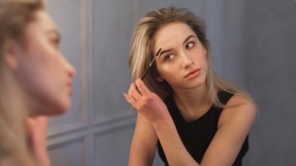 Jednoduchý trik pro perfektní líčení obočí, který zvládne opravdu každý!