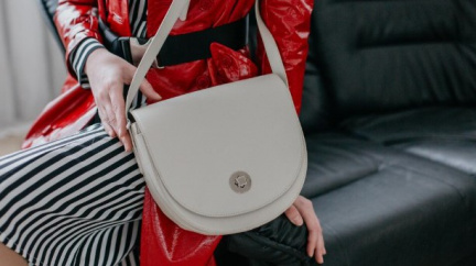 Neobejdete se bez něj v létě ani na podzim: Módní doplněk, který si zamilovaly i celebrity