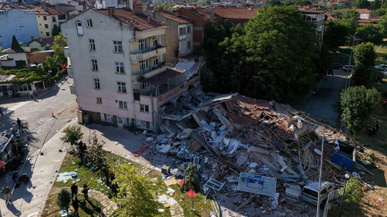 Zemětřesení na západě Turecka si vyžádalo jednoho mrtvého a desítky zraněných