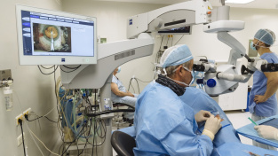 Největší světový výrobce brýlí koupí skupinu, která vlastní v ČR kliniky Lexum