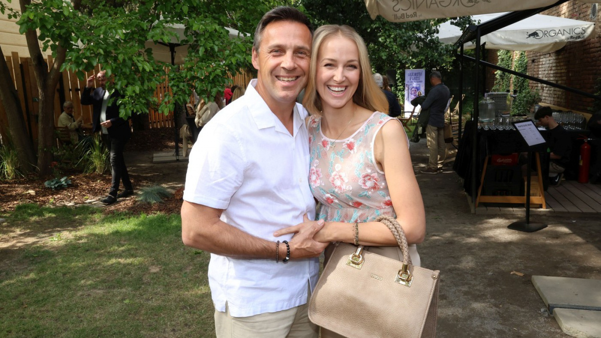 Postava lepší než ve dvaceti! Vojtkova manželka provokuje v plavkách, břicho má jak z kamene