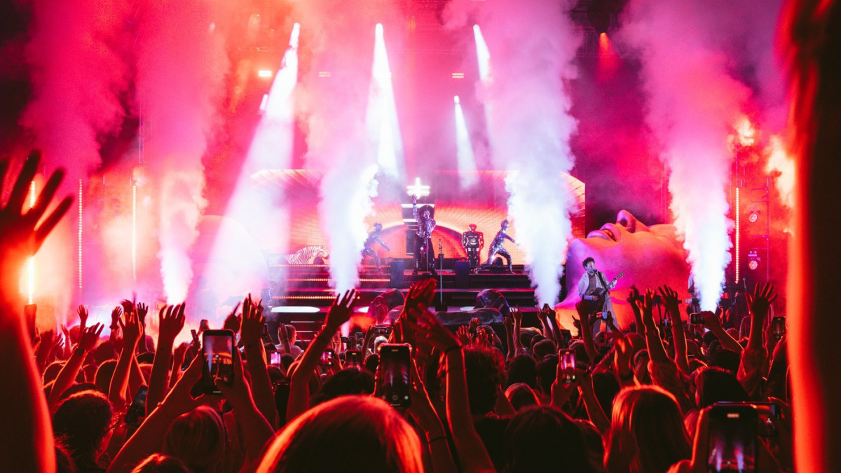 Australské duo elektronické hudby Empire of the Sun poprvé vystoupí v Česku