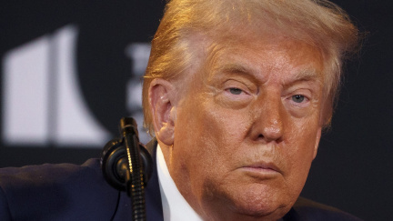 Trump řekl, že nemá v plánu na schůzce s Putinem řešit území