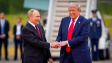 Trump přivítal Putina na Aljašce, zatleskal mu a potřásl si s ním rukou