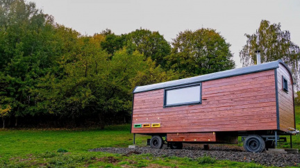 V Krušných horách u Chomutova lze spát v maringotce na včelách s výhledem do úlu