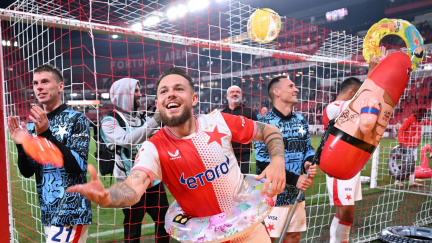 Fotbalisté Slavie porazili poslední Pardubice 3:1 a vedou neúplnou tabulku