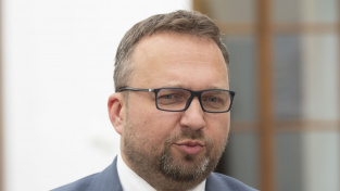 Minimální mzda příští rok vzroste o 1600 korun na 22.400 korun