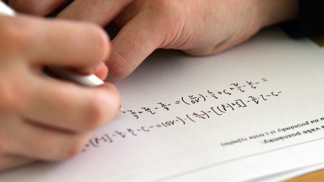 Expert doporučuje stranám změnit přijímací zkoušky na SŠ a zvýšit platy učitelů