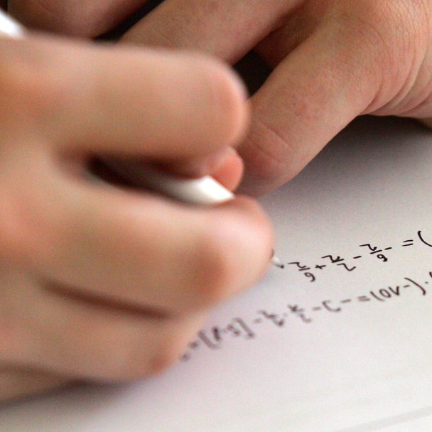 Expert doporučuje stranám změnit přijímací zkoušky na SŠ a zvýšit platy učitelů