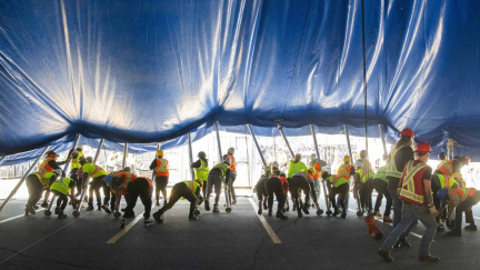 Na pražské Letné dokončují dělníci velké šapitó pro představení Cirque du Soleil