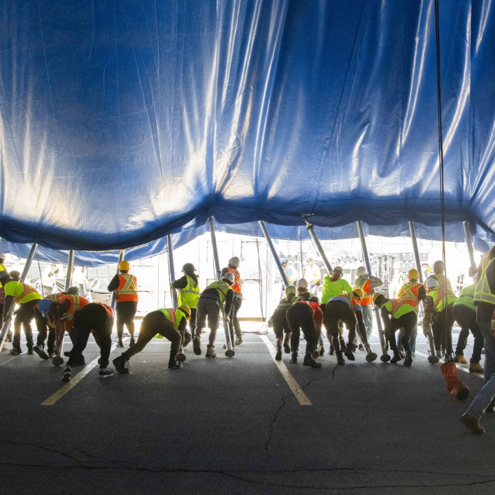 Na pražské Letné dokončují dělníci velké šapitó pro představení Cirque du Soleil