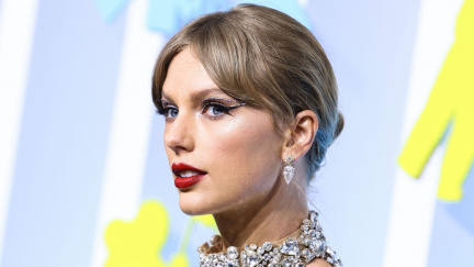 Taylor Swift ukázala prsten i šaty ze zásnub: fanoušci je vykoupili během pár hodin!