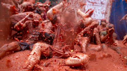 La Tomatina aneb proč po sobě ve Španělsku jednou ročně hází rajčata?
