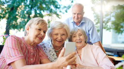 Češi trhají rekordy: V důchodu stráví průměrně téměř 25 let, ženy dokonce o celou dekádu více než muži