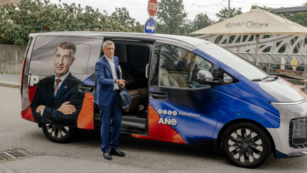 Babiše udeřil muž na mítinku berlí do hlavy, byl v nemocnici, útočník zadržen