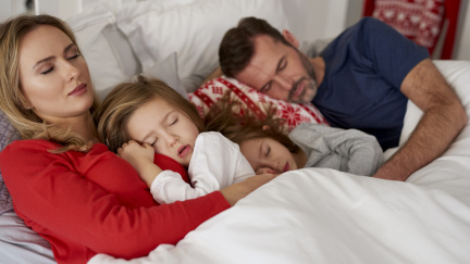 Dítě v manželské posteli? Blízkost, hranice, ztracená intimita a následky